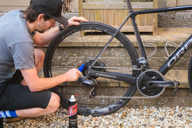 تمییز کردن چرخ دنده ها با برس یا مسواک شستن دوچرخه