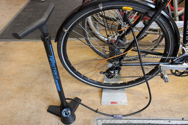 بادکردن چرخ های دوچرخه نگهداری دوچرخه